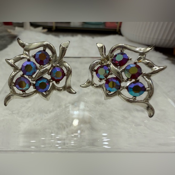 Vintage Sarah Coventry Aurora Borealis (iridescent) Clip-on Earrings - Picture 2 of 9
